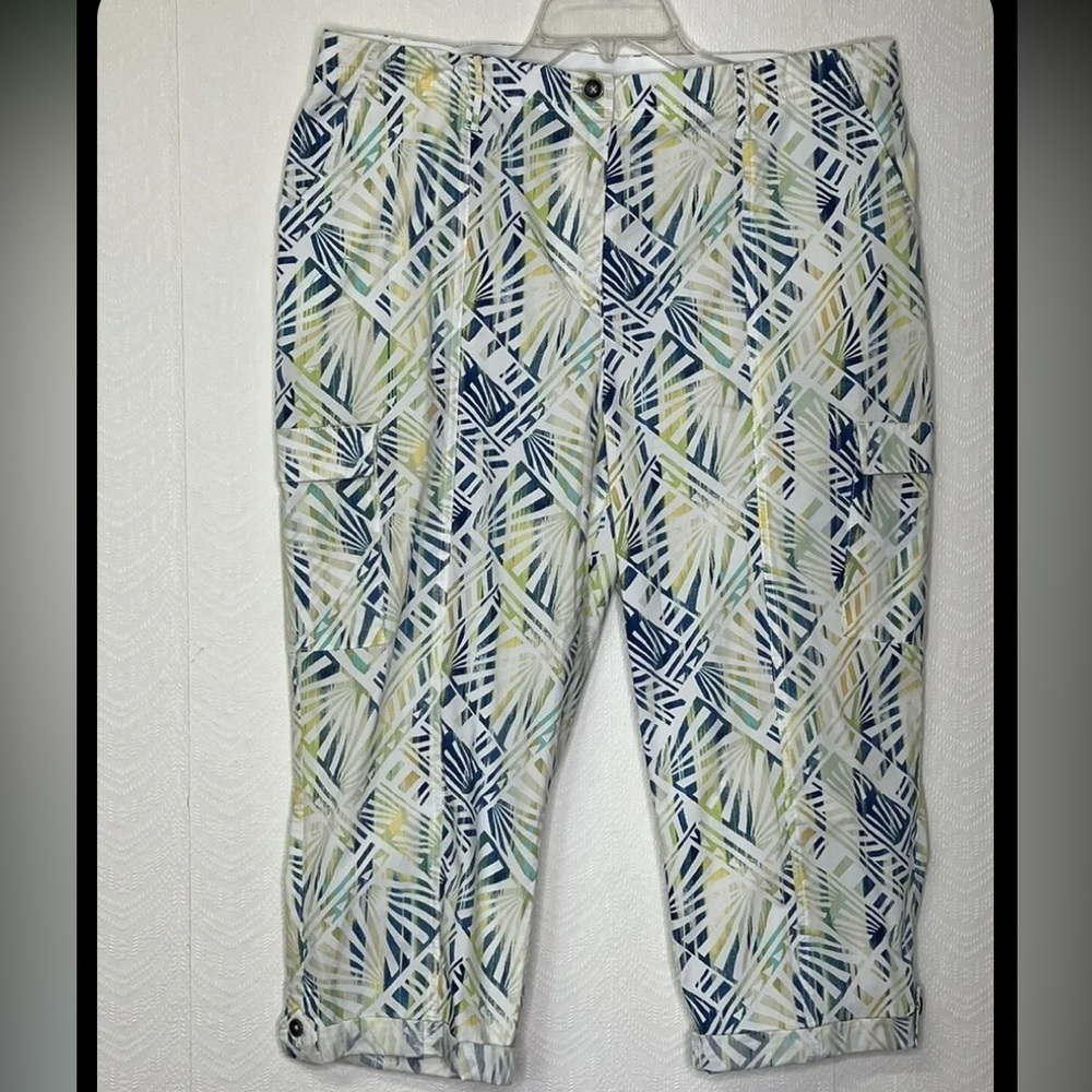 $15 clearance sale CHICOS 2 Ultimate Cropped Cargo Pants Women's Floral